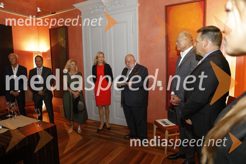  Janez Pergar, častni konzul Južnoafriške republike;  ... ;  ... ;  ... ;  ... ;  Janez  Škrabec, direktor Riko d.o.o., predsednik Slovensko-ruskega poslovnega sveta, častni konzul Belorusije;  ... Sprejem konzularnega zbora Slovenije v Vili Beli Dvor