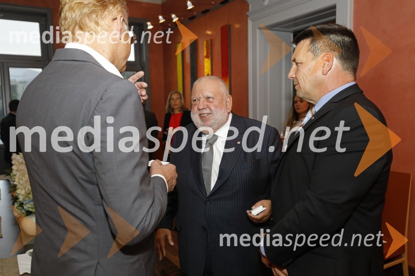  Janez  Škrabec, direktor Riko d.o.o., predsednik Slovensko-ruskega poslovnega sveta, častni konzul Belorusije;  ... ;  Marko Smole, častni konzul republike SejšeliSprejem konzularnega zbora Slovenije v Vili Beli Dvor