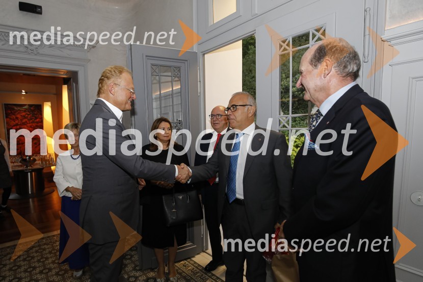  Janez  Škrabec, direktor Riko d.o.o., predsednik Slovensko-ruskega poslovnega sveta, častni konzul Belorusije;  ... ;  ... ;  ... ;  ... Sprejem konzularnega zbora Slovenije v Vili Beli Dvor