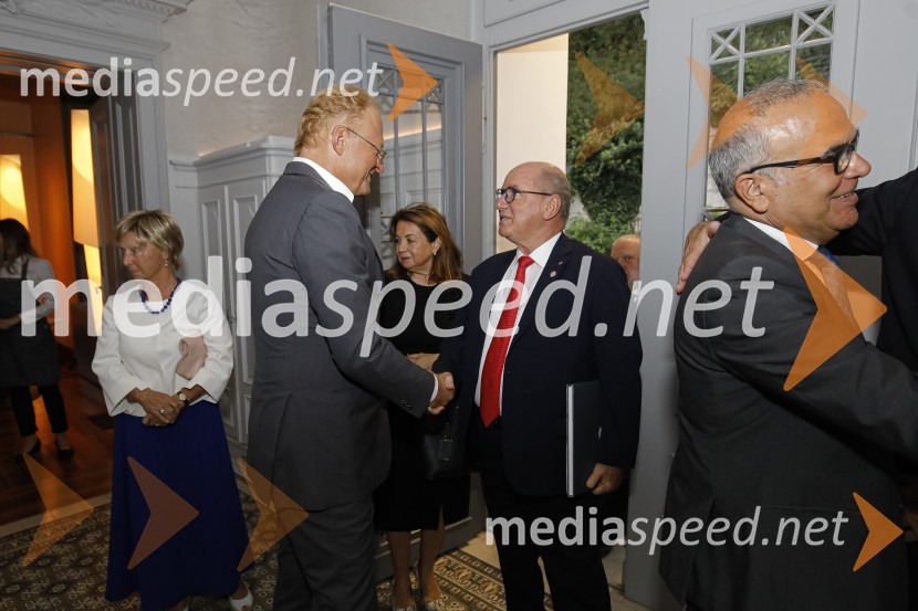  Janez  Škrabec, direktor Riko d.o.o., predsednik Slovensko-ruskega poslovnega sveta, častni konzul Belorusije;  ... ;  ... Sprejem konzularnega zbora Slovenije v Vili Beli Dvor