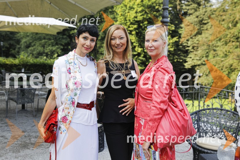 Dr. Jerca Legan Cvikl, predsednica fundacije Ženske brez meja in soorganizatorka WEF Slovenia 2020;  Lara Burazer, jezikoslovka in prevajalka, soorganizatorka WEF Slovenia 2020; dr.  Lucija Mulej, antropologinja, terapevtkaČajanka mednarodnega foruma WEF (Women Economic Forum)