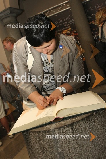 Lucija Polavder, dobitnica bronaste medalje v judu, med vpisom v spominsko knjigoSprejem slovenske olimpijske reprezentance v Ljubljani