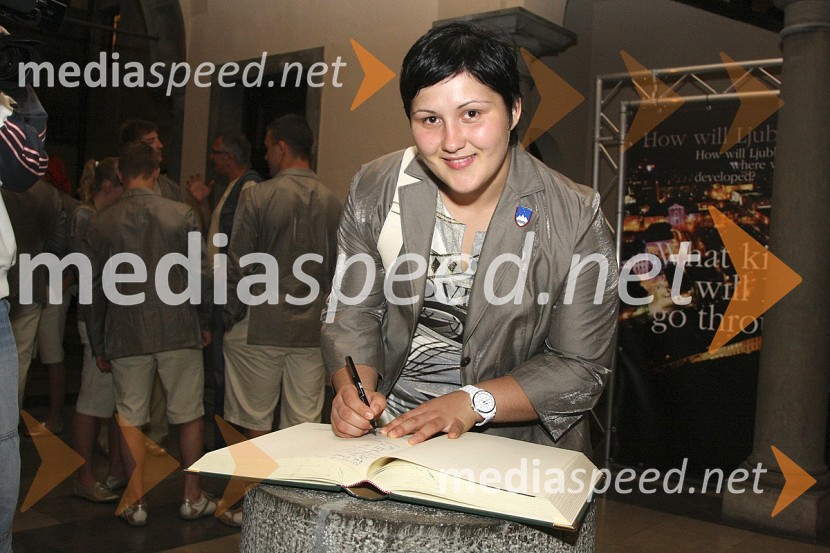 Lucija Polavder, dobitnica bronaste medalje v judu, med vpisom v spominsko knjigoSprejem slovenske olimpijske reprezentance v Ljubljani
