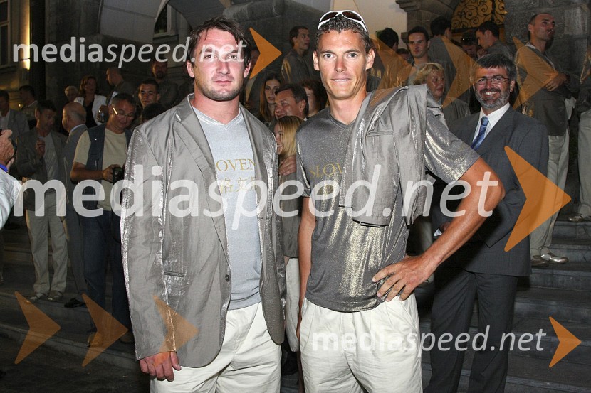 Primož Kozmus, olimpijski prvak v metu kladiva in Vasilij Žbogar, dobitnik srebrne medalje v jadanjuSprejem slovenske olimpijske reprezentance v Ljubljani