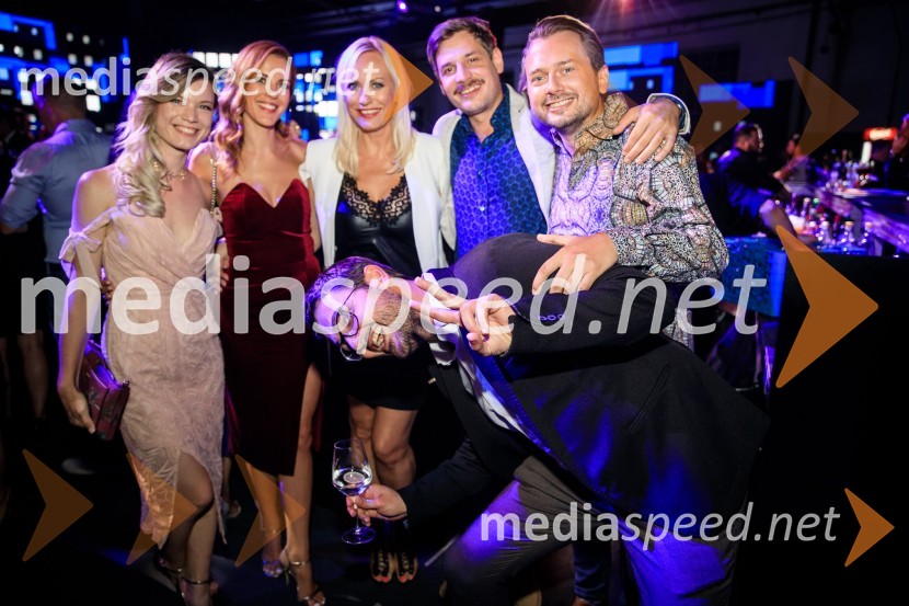  Tjaša Petrič, novinarka;  Nuša Lesar, novinarka in voditeljica;  Petra Krčmar, novinarka, voditeljica;  ... ;  ... ;  ... POP Promenada 2019