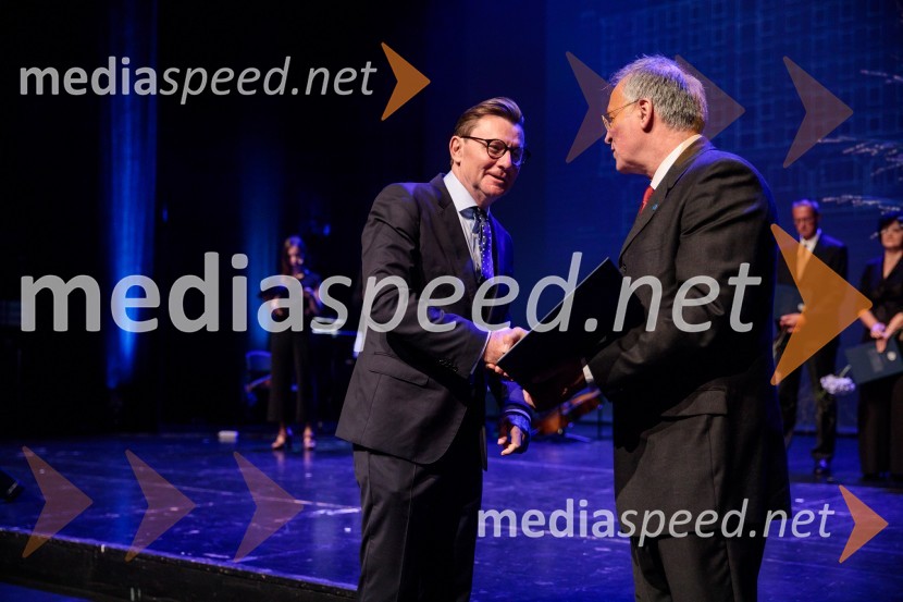 prof. dr. Oto Luthar, znanstveni svetnik in direktor ZRC SAZU; prof. dr. Matjaž Mikoš, dekan Fakultete za gradbeništvo in geodezijo Univerze v Ljubljani (UL FGG) Proslava ob 100-letnici Fakultete za gradbeništvo in geodezijo