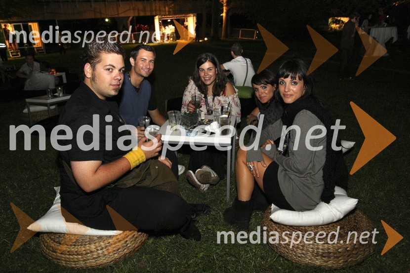 Nejc Simšič, novinar, Gregor Bolčina, moderator Radia 1, Ana Marija Mitič, igralka, Polona Zoja Jambrek in Špela Klara Jambrek, novinarkiŽur z razlogom