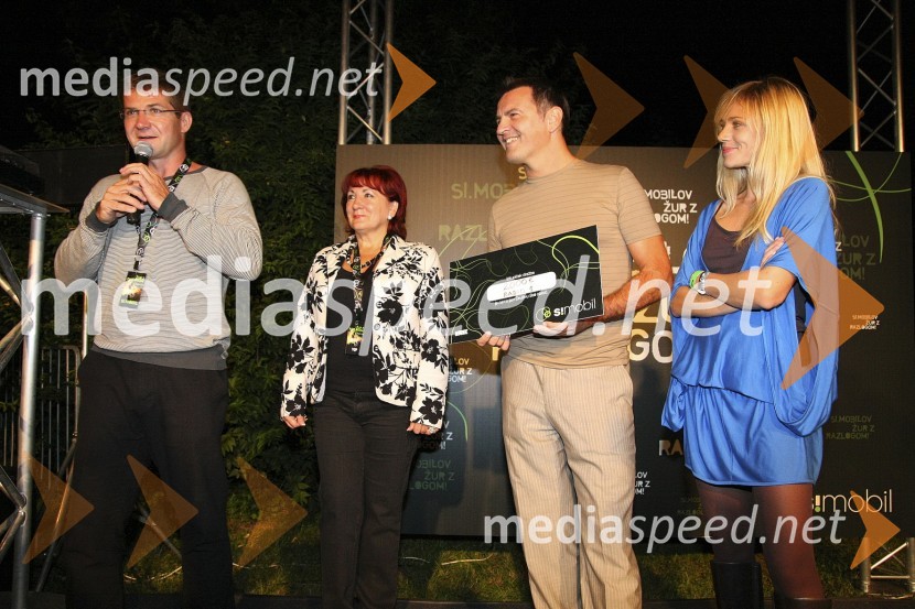 Dobrodelna dražba gramofona DJ Umeka - Dejan Turk, predsednik uprave Simobila, Vlasta Nusdorfer, generalna sekretarka društva Beli obroč, David Čeplak, član uprave Infonet media in predstavnik Radia 1 in Katarina Čas, voditeljica večeraŽur z razlogom