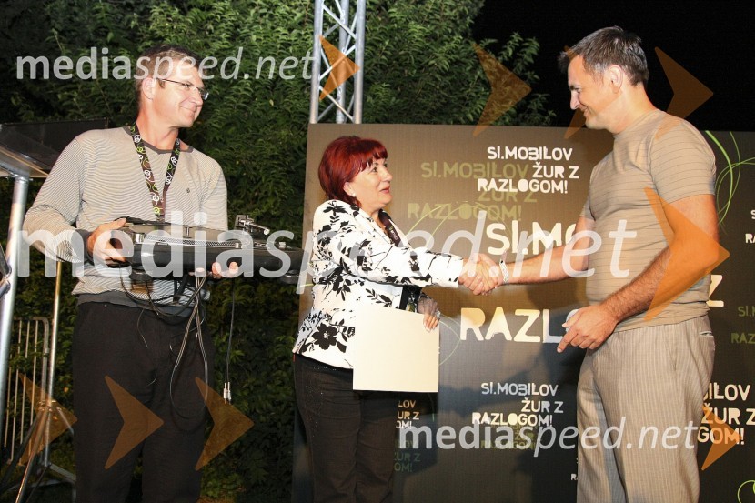 Dobrodelna dražba gramofona DJ Umeka - Dejan Turk, predsednik uprave Simobila, Vlasta Nusdorfer, generalna sekretarka društva Beli obroč, David Čeplak, član uprave Infonet media in predstavnik Radia 1Žur z razlogom