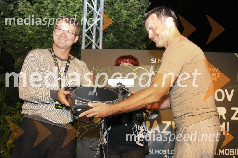Dobrodelna dražba gramofona DJ Umeka - Dejan Turk, predsednik uprave Simobila in David Čeplak, član uprave Infonet media in predstavnik Radia 1Žur z razlogom
