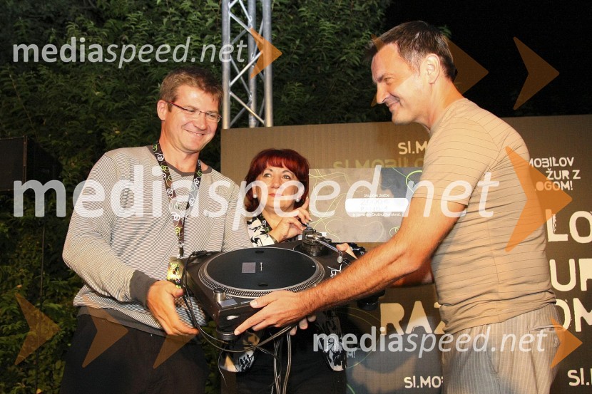 Dobrodelna dražba gramofona DJ Umeka - Dejan Turk, predsednik uprave Simobila, Vlasta Nussdorfer, generalna sekretarka društva Beli obroč in višja državna tožilka na Vrhovnem državnem tožilstvu Republike Slovenije ter David Čeplak, član uprave Infonet media in predstavnik Radia 1Žur z razlogom