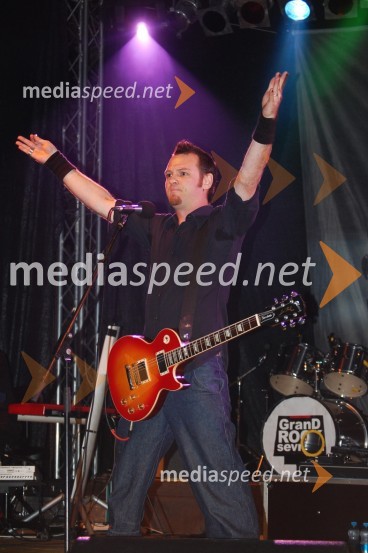 Tomi Meglič, glavni vokal in kitarist skupine SiddhartaGrand rock Sevnica 2008