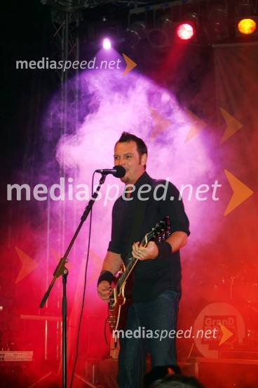 Tomi Meglič, glavni vokal in kitarist skupine SiddhartaGrand rock Sevnica 2008
