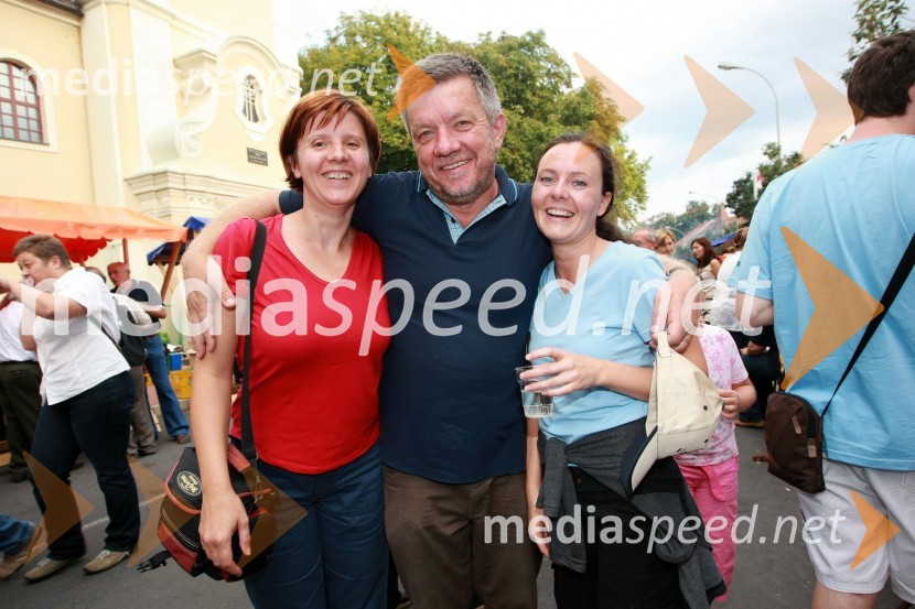 Marjan Dora, urednik radia Murski val, žena Milena Dora, novinarka za Nedeljski dnevnik in Martina LovrčičBogračfest 2008