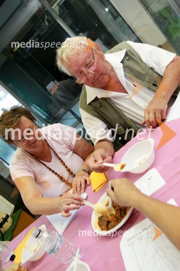 Zdenka Tompa, vodja komisije za ocenjevanje bograča in ...Bogračfest 2008