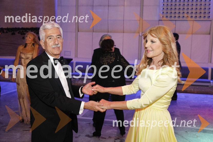  Rajko Kotnik, državni pravobranilec, bivši predsednik Lions Ljubljana Rožnik;  Darja Kuhar Kotnik, soustanoviteljica in podpredsednica Društva za zdravje narodaVeliki dobrodelni Lions ples 2019