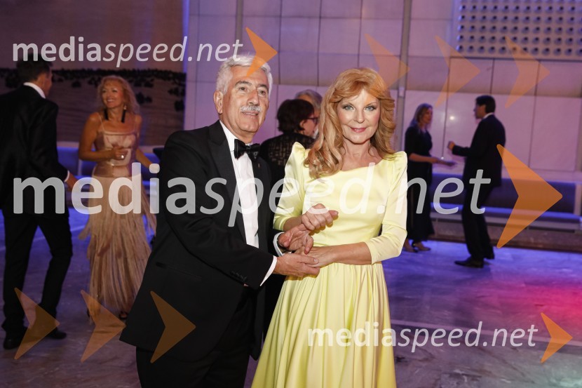  Rajko Kotnik, državni pravobranilec, bivši predsednik Lions Ljubljana Rožnik;  Darja Kuhar Kotnik, soustanoviteljica in podpredsednica Društva za zdravje narodaVeliki dobrodelni Lions ples 2019