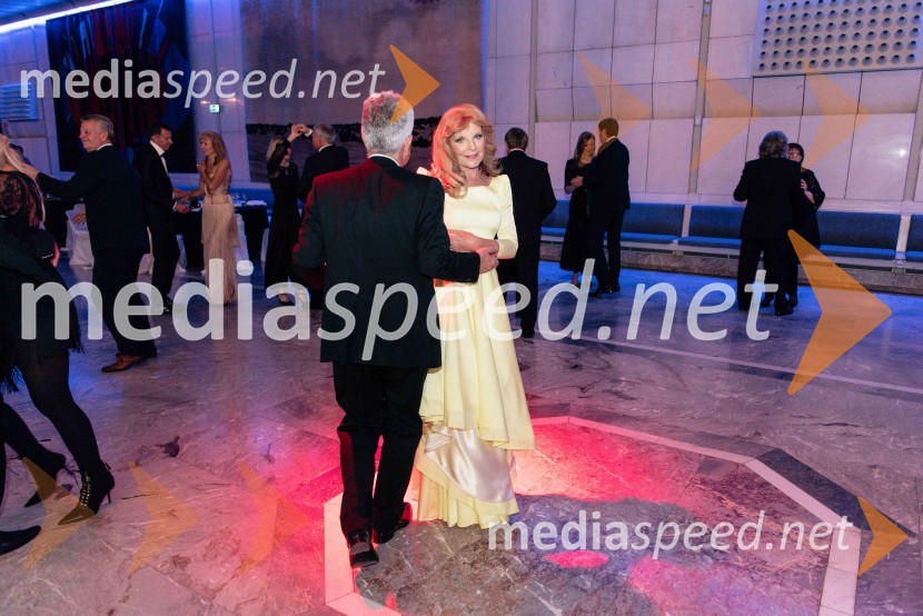  Rajko Kotnik, državni pravobranilec, bivši predsednik Lions Ljubljana Rožnik;  Darja Kuhar Kotnik, soustanoviteljica in podpredsednica Društva za zdravje narodaVeliki dobrodelni Lions ples 2019