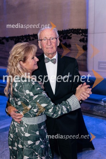  Doroteja Omahen, članica odbora za SILA GALA, urednica SILA kuharske knjige;  ... Veliki dobrodelni Lions ples 2019