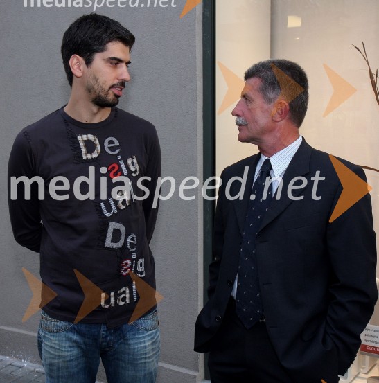 Bor Greiner, odgovorni urednik Radia City in Drago Cotar, predsednik uprave Zavarovalnice MariborOtvoritev trgovine MNM