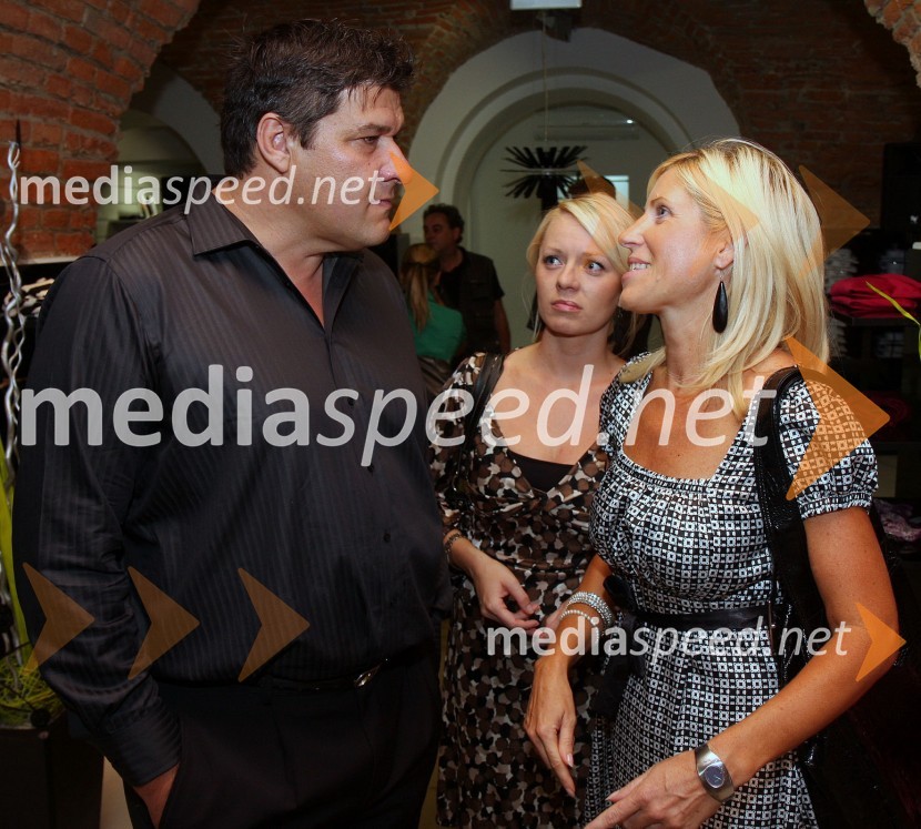 Matko Kadiš, lastnik trgovine MNM z obiskovalko otvoritve
Otvoritev trgovine MNM