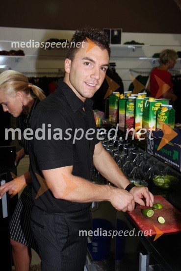 Mišo Stevanovič, BarOtvoritev trgovine MNM