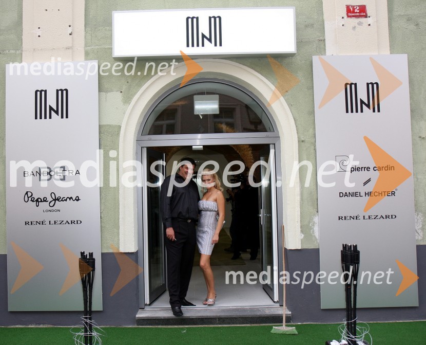 Matko Kadiš, lastnik trgovine MNM in Vesna Vitrih, slikarka in Miss Interneta 2003Otvoritev trgovine MNM