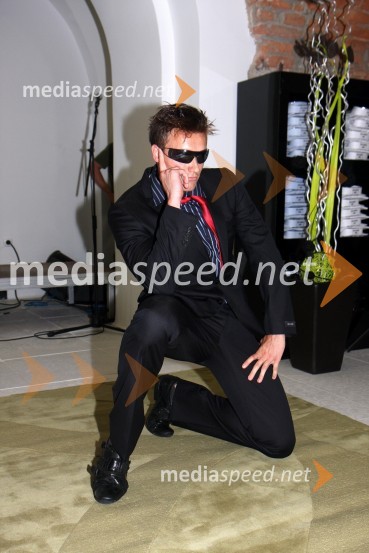 Ricky, skupina Total knockoutOtvoritev trgovine MNM