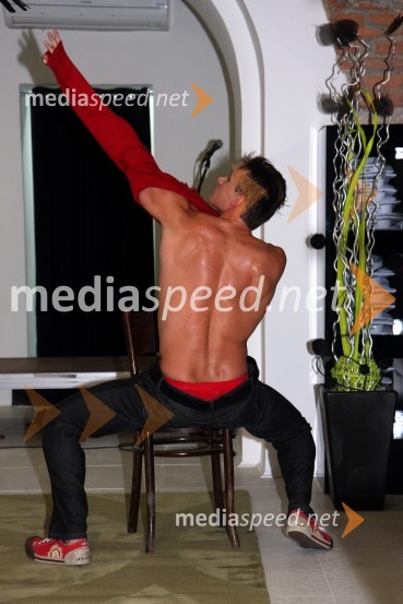 Ricky, skupina Total knockoutOtvoritev trgovine MNM