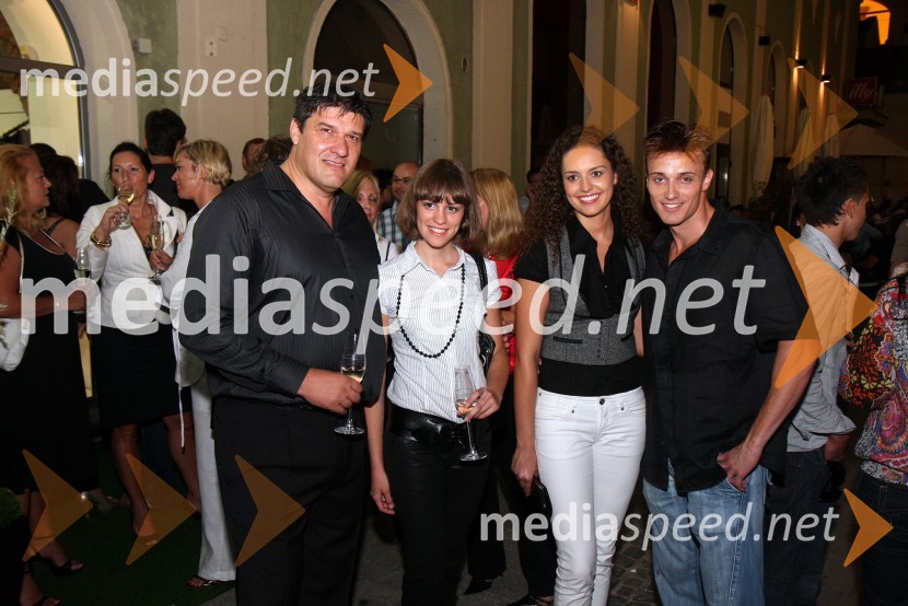 Matko Kadiš, lastnik trgovine MNM, Martina Felkar, Tadeja Ternar, Miss Slovenije 2007 in Ricky, skupina Total knockoutOtvoritev trgovine MNM