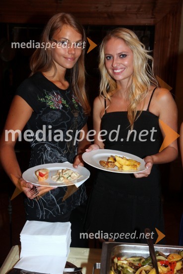 Tina Petelin, 1. spremljevalka Miss Maribora 2008 in Polona Golob, manekenkaOtvoritev trgovine MNM