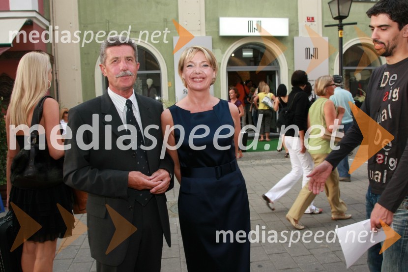 Drago Cotar, predsednik uprave Zavarovalnice Maribor, Brigita Pavlič, vodja Koncertne poslovalnice Narodnega doma Maribor in Bor Greiner, odgovorni urednik Radia City
 
  
 
Otvoritev trgovine MNM