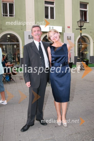 Drago Cotar, predsednik uprave Zavarovalnice Maribor in Brigita Pavlič, vodja Koncertne poslovalnice Narodnega doma Maribor 
  
 
Otvoritev trgovine MNM