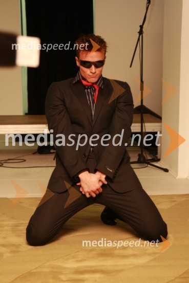 Ricky, skupina Total knockoutOtvoritev trgovine MNM