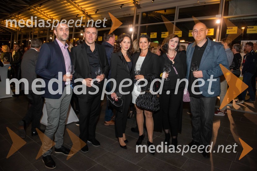  Janko Hinek; dr. Boris Onišak,  estetski kirurg, Estetika Nobilis;  Andreja Hinek;  ... ;  Nataša Jeza Kotnik, vodja marketinga Agencija Sonček;  Gregor KotnikPUBECI že petič zavzeli Maribor