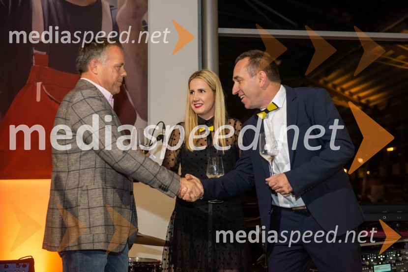  Boštjan Pepevnik, direktor Porsche Maribor in Porsche Ptujska cesta;  Natalija Cvetko, vodja projektov, Mediaspeed;  Borut  Cvetko, kreativni direktor, MediaspeedPUBECI že petič zavzeli Maribor