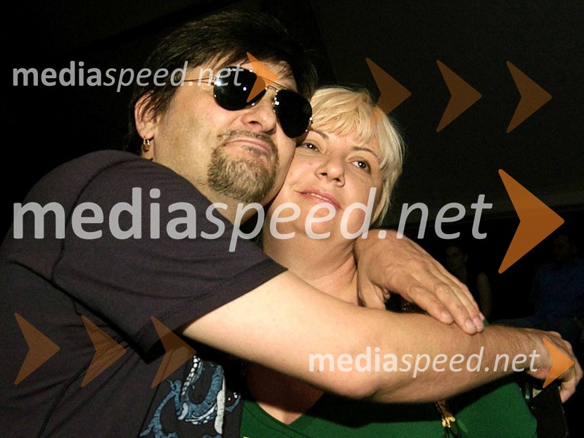 Dino Dvornik, hrvaški glasbenik in njegova soproga Danijela KuljišDino Dvornik: v spomin na preminulega hrvaškega glasbenika