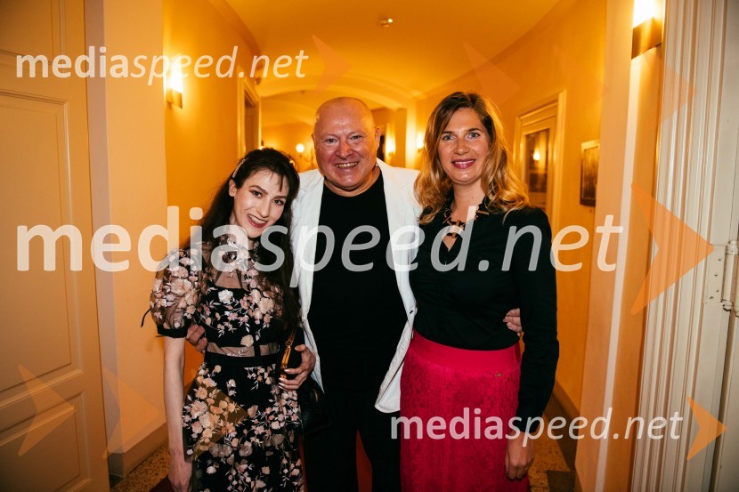  Veronika  Lipar, modna blogerka;  Nace Junkar, operni pevec;  Barbara Čepirlo Čičigoj, odnosi z javnostjo Opera in Balet LjubljanaPremiera, Veliki Gatsby