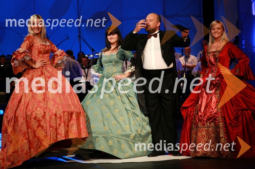 Dušanka Rodvajn, Natalija Hauptman, Peter Musevski, igralec 
in Klementina MatjašičFestival narečnih popevk 2008