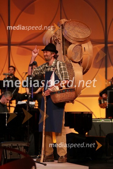 Medard Pucelj, krošnjar in Prifarski muzikantiFestival narečnih popevk 2008