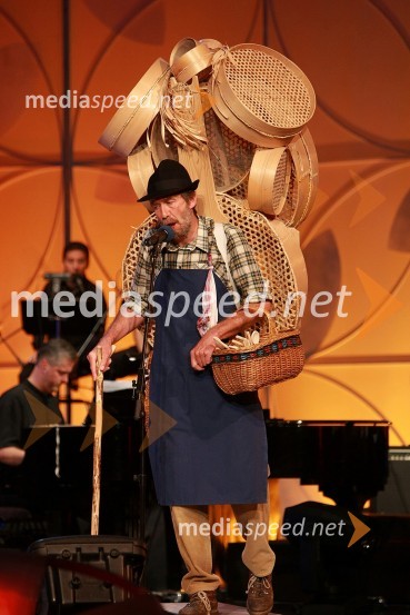 Medard Pucelj, krošnjar in Prifarski muzikantiFestival narečnih popevk 2008