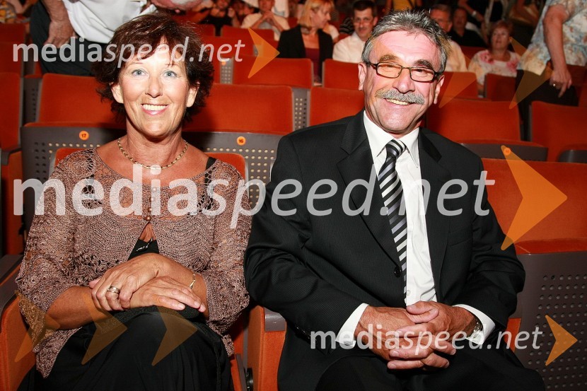 Zvonimir Lešnik, direktor območne enote Zavarovalnice Triglav v Mariboru s soprogoFestival narečnih popevk 2008