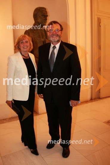 Dr. Ivan Rozman, rektor Univerze v Mariboru s soprogo dr. Janjo Črčinovič Rozman  	 
	Festival narečnih popevk 2008