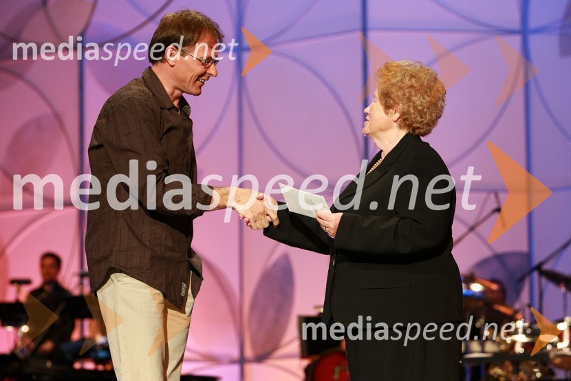 Miloš Petelin, pevec in dr. Zinka Zorko, akademska profesorica in članica strokovne žirije za besedilaFestival narečnih popevk 2008