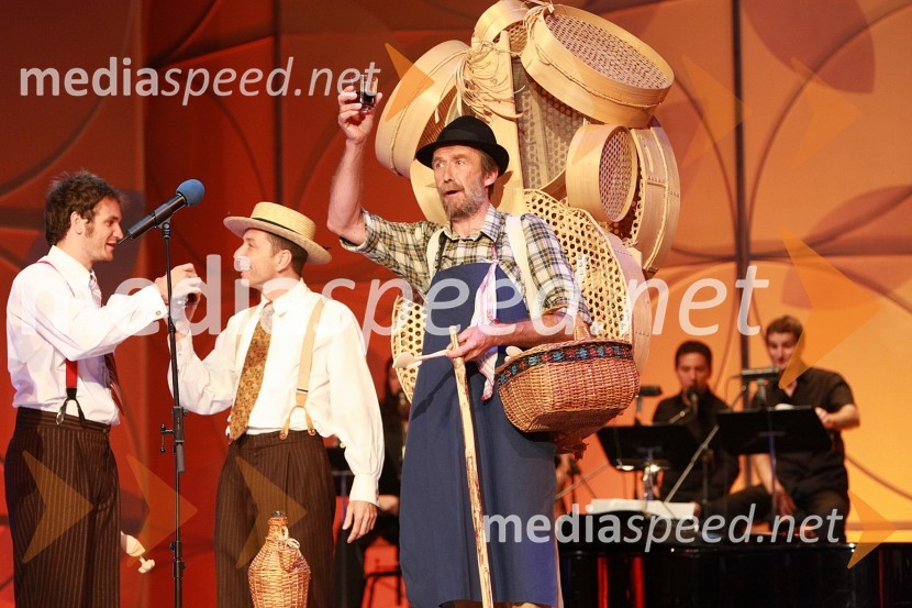 Medard Pucelj, krošnjar in Prifarski muzikantiFestival narečnih popevk 2008