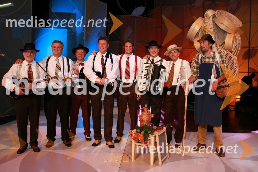 Prifarski muzikanti in Medard Pucelj, krošnjarFestival narečnih popevk 2008