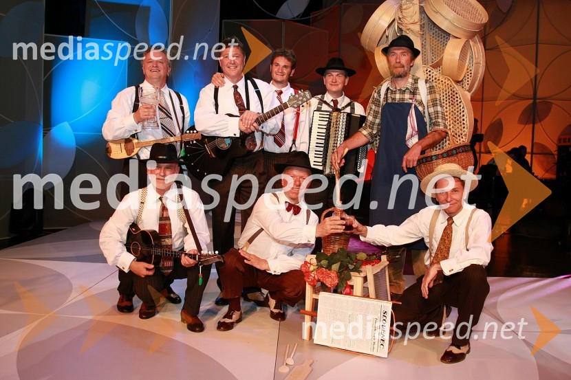 Prifarski muzikanti in Medard Pucelj, krošnjarFestival narečnih popevk 2008