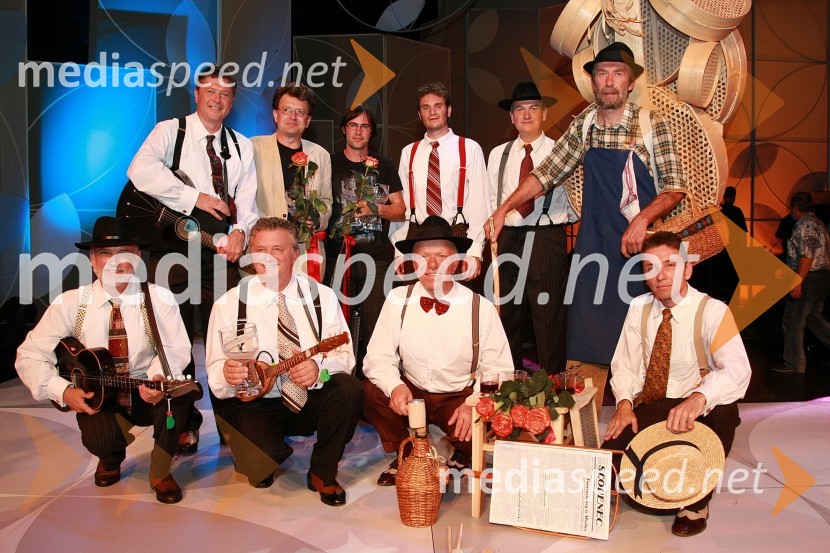 Prifarski muzikanti, Žiga Bižal in Grega Forjanič, avtorja pesmi Lepu je blu skupine Prifarski muzikanti in Medard Pucelj, krošnjarFestival narečnih popevk 2008