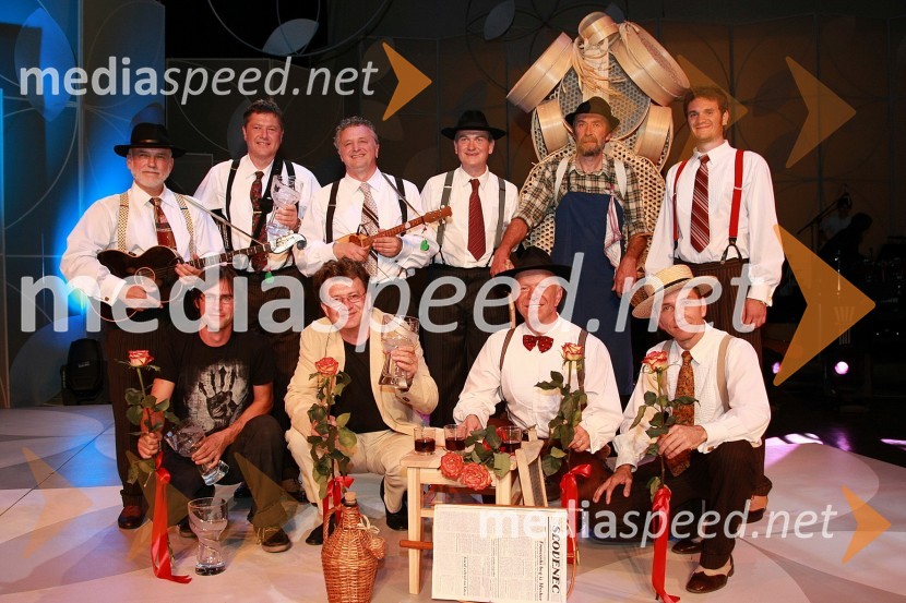 Prifarski muzikanti, Žiga Bižal in Grega Forjanič, avtorja pesmi Lepu je blu skupine Prifarski muzikanti in Medard Pucelj, krošnjarFestival narečnih popevk 2008