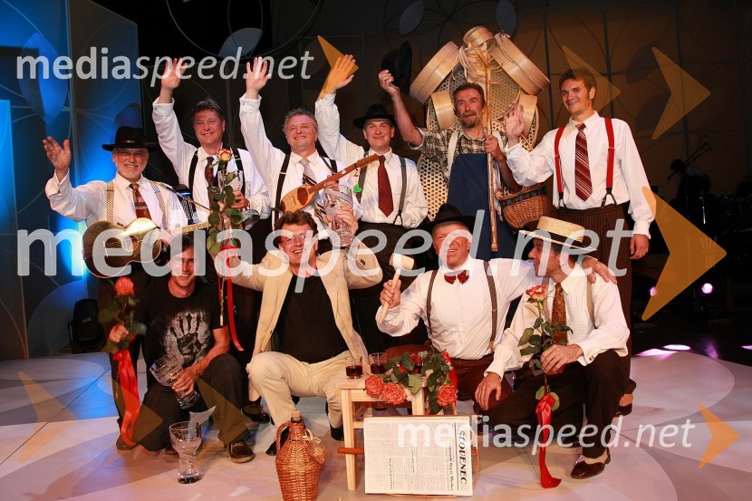 Prifarski muzikanti, Žiga Bižal in Grega Forjanič, avtorja pesmi Lepu je blu skupine Prifarski muzikanti in Medard Pucelj, krošnjarFestival narečnih popevk 2008